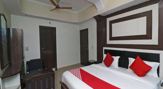 OYO 40857 Sri Ram Hotel & Restaurant, Забронировать Отель Гургаон 