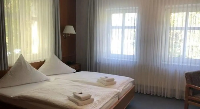 Hotel Zum Weserdampfschiff, Забронировать Отель Бад-Карлсхафен земля Гессен, рядом с Музей монастыря Хельмарсхаузен