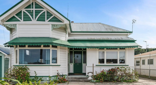 Leica Stay and Walnut Flat - Napier Holiday Home