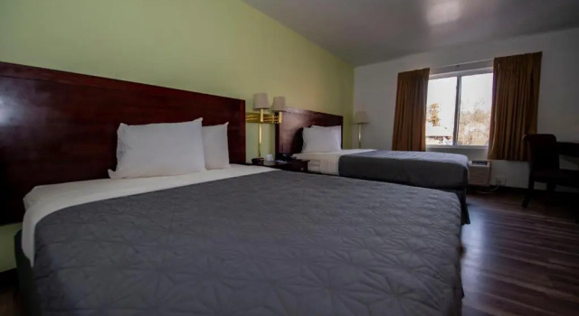 Четырёхместный номер Standard Rodeway Inn Central Colorado Springs