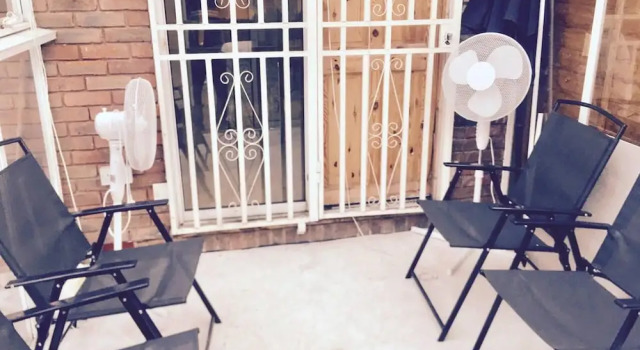 London ExCel 3Bed House Sleeps 6 - Car park for 2, Забронировать Дом для отпуска Коттеджи Лондона, рядом с Здание The Crystal, Коттедж