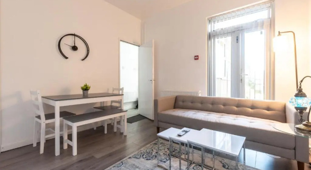 Tanzanite - 5 Bedroom House / Sleeps 10, Varaa Hotelli Coventry West Midlands