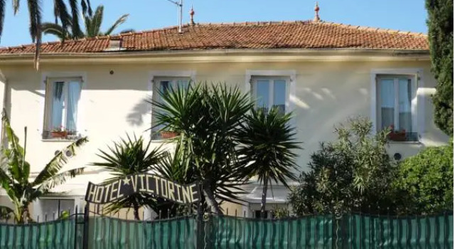 Кровать в общем номере Logis Hôtel Villa Victorine