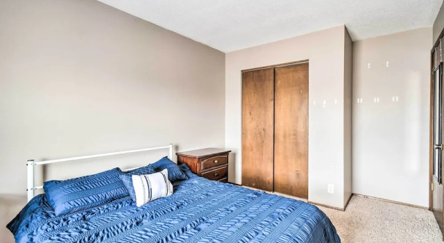Cedar Rapids Rental w/ Yard ~ 6 Mi to Downtown!, Varaa Hotelli Cedar Rapids Iowa