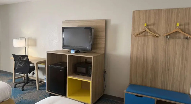 Четырёхместный номер Standard с балконом Days Inn by Wyndham Hannibal