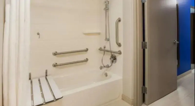 Четырёхместный люкс Holiday Inn Express Hotel & Suites Canton by IHG
