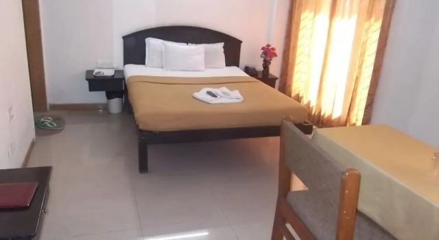 Hotel Nisarg Lounge, Buchen Sie Hotel Talegaon Dhamdhere Maharashtra