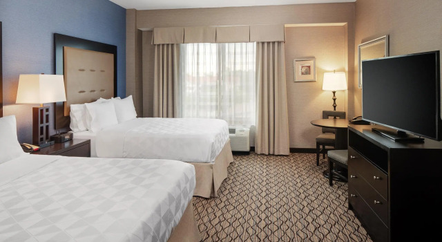 Четырёхместный номер Standard Holiday Inn Detroit Metro Airport by IHG
