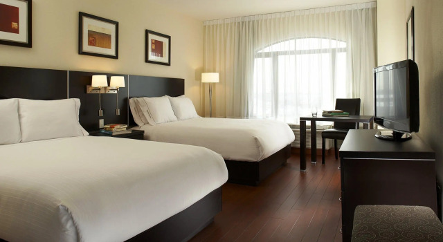 Четырёхместный номер Standard Holiday Inn & Suites Montreal Airport by IHG