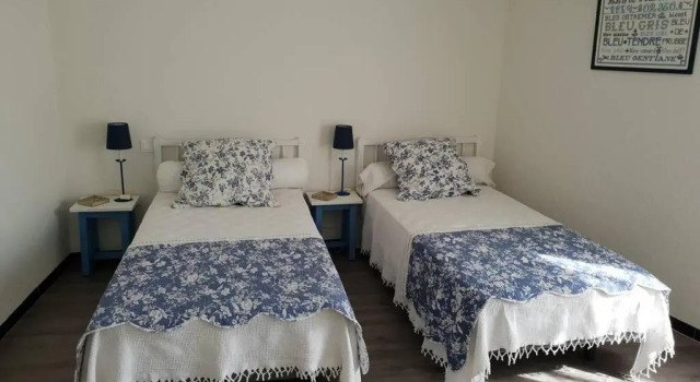 Charmante maison de ville F3 avec garage et cour, Book Hotel Hoteller i Elne med parkering, Parkering