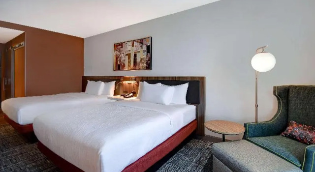 Шестиместный номер Standard Hilton Garden Inn Kalamazoo Downtown