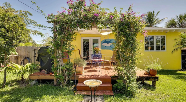 West Palm Beach Home w/ Fenced-in Yard & Deck!, Rezerwuj Dom wakacyjny West Palm Beach Palm Beach County