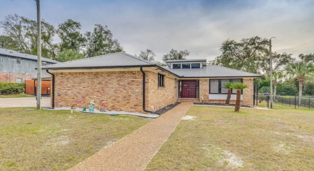 Коттедж Pensacola Home w/ Screened Porch: 10 Mi to Beach!
