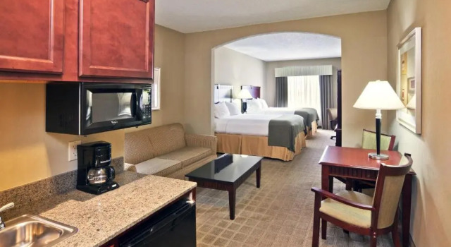 Двухместный люкс Holiday Inn Express & Suites Shawnee by IHG