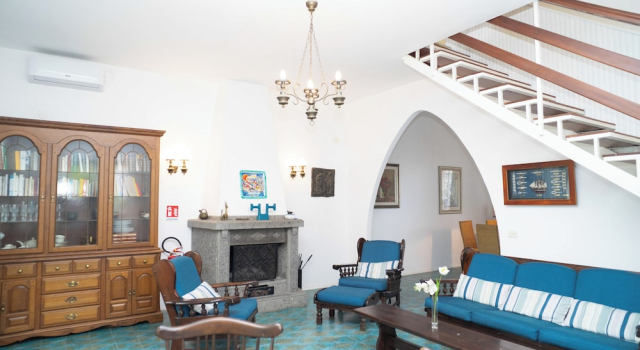 Villa vintage a 100m dal mare, Book Villa Sommerhuse i Terracina, Hytte