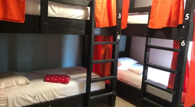Кровать в общем номере Seashell Motel