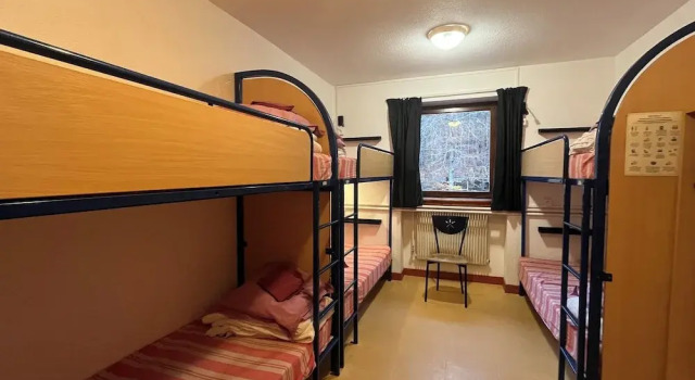 Кровать в общем номере Auberge de Jeunesse HI Le Mont-Dore