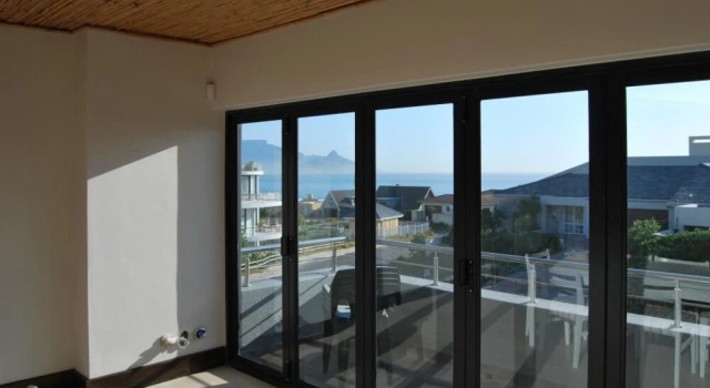 Luxury Mountain View Villa, Забронировать Вилла Отели Блаубергстранд с парковкой, рядом с Seaside Village Shopping Centre, Парковка