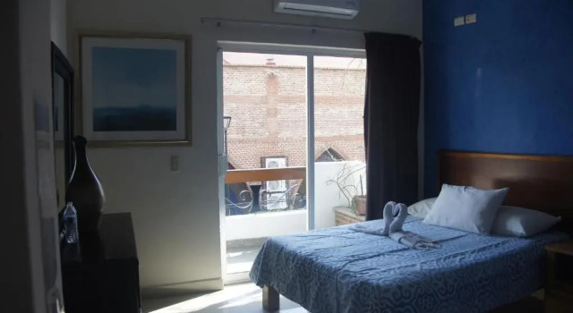 Четырёхместный номер Economy с балконом и с красивым видом из окна Casa del Parque Vallarta