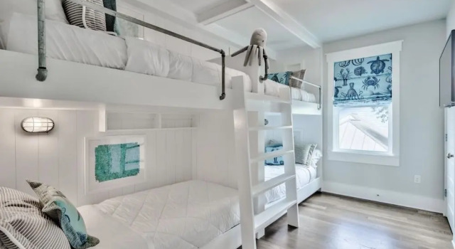 Коттедж с балконом и с видом на сад Green Wave by Southern Vacation Rentals