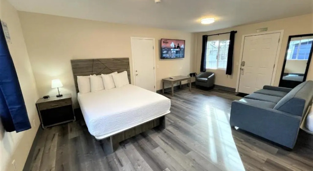Семейный люкс Coastal Inn and Suites