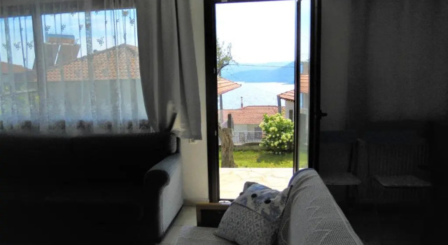 Dora's House comfortable apartment with a yard and view