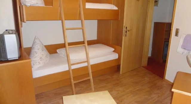 Семейный номер Standard Hotel Rose Heidelberg inklusive Frühstück, Saunanutzung und Parkplätze nach Verfügbarkeit