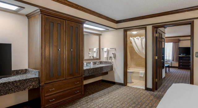 Четырёхместный люкс с балконом Best Western Inn of the Ozarks