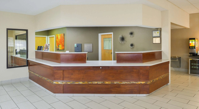 Americas Best Value Inn & Suites Bastrop, Book Hotel Hoteller i Bastrop med parkering, Parkering