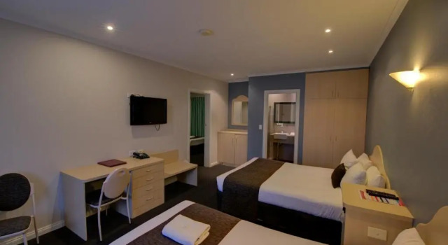 Семейный номер Standard с 2 комнатами Charles Rasp Motor Inn & Cottages