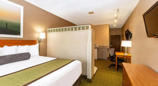 Люкс Days Inn & Suites by Wyndham Madison
