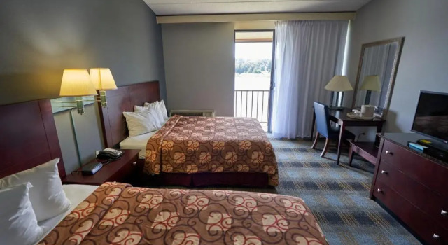 Четырёхместный номер Standard с видом на реку Riverview Inn & Suites