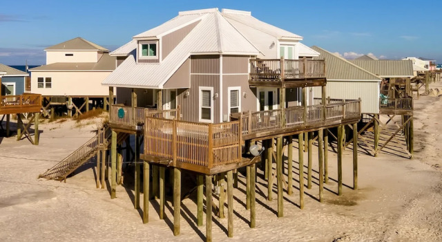 Коттедж Strand Castle - Gulf Front! An Ideal Layout With Game Room, Small Private Pool, And Roof Top Crow's Nest! 4 Bedroom Home by RedAwning