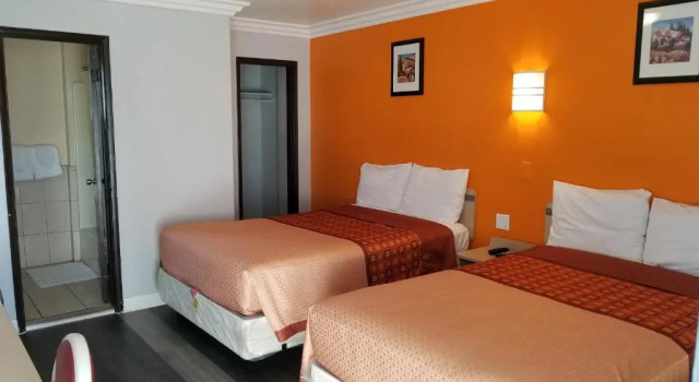 Четырёхместный номер Standard Value Inn Hollywood