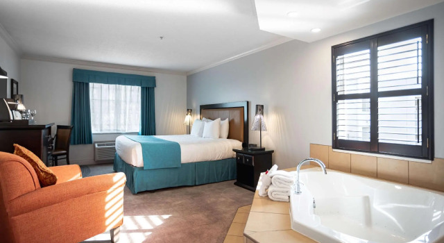 Двухместный люкс Winery Themed Ramada by Wyndham Surrey/Langley