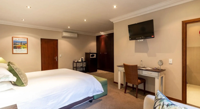 Hyde Park Guest House, Забронировать Гостевой дом Отели Йоханнесбург с парковкой, рядом с South African Chamber of Commerce and Industry, Парковка