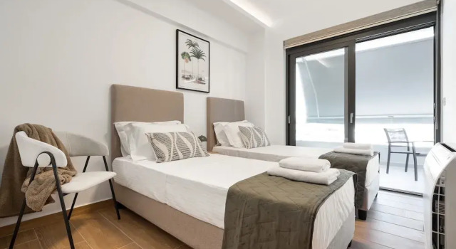 Comfy Apt terrace and parking 800m to old town and beach