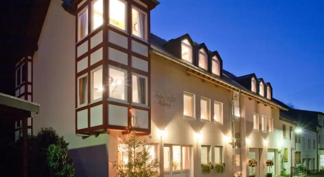 Weinhaus am Schieferfels, Забронировать Отель «постель и завтрак» Фельденц Хунсрюк, рядом с Schloss Veldenz