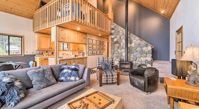 Deck + Fireplace: Log Cabin in Tahoe Donner!, Забронировать Дом для отпуска Траки Скво-Вэлли, рядом с Гольф-клуб Tahoe Donner