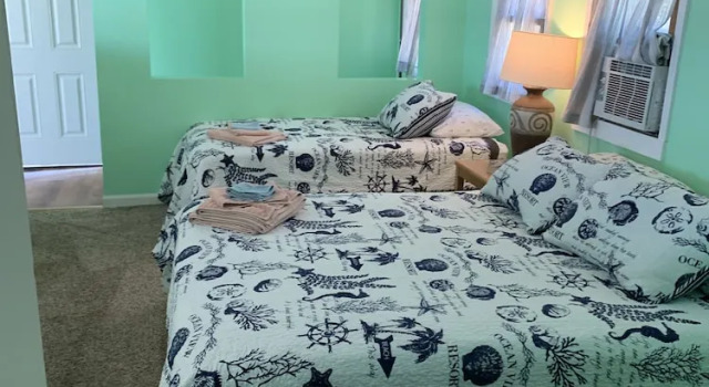 Коттедж c 1 комнатой The Boat House - Water Front, Wifi, Pet Friendly 1 Bedroom Home by RedAwning