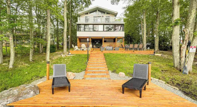 Коттедж Hot Tub + Game Room! Lakefront Gem in Pocono Mtns