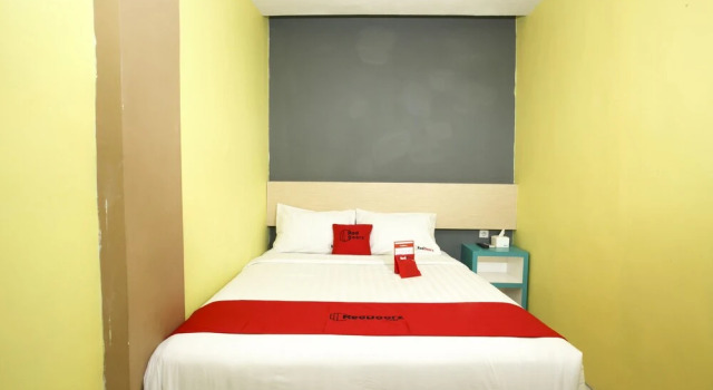 RedDoorz Plus near Tunjungan Plaza 2, Book Hotel Hotels in Surabaya with Parking, near Taman Remaja Surabaya, Parking