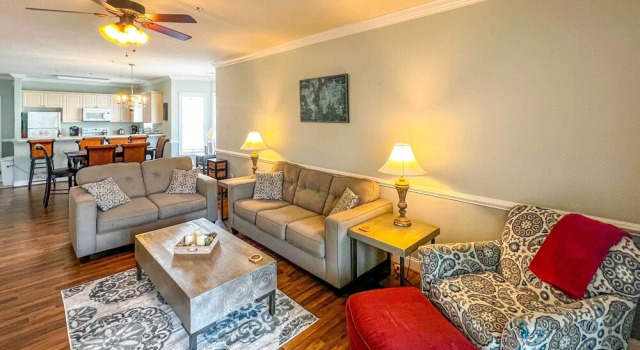 Chic Myrtle Beach Condo w/ Community Pool!, Забронировать Апартаменты/квартира Отели Миртл-Бич с парковкой, рядом с PineHills Palmetto at Myrtlewood Golf Club, Парковка