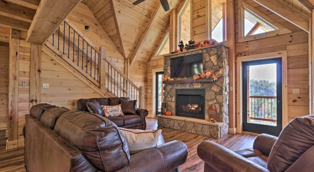 Коттедж с 3 комнатами с балконом Spacious Mountain Retreat w/ Hot Tub + Views!
