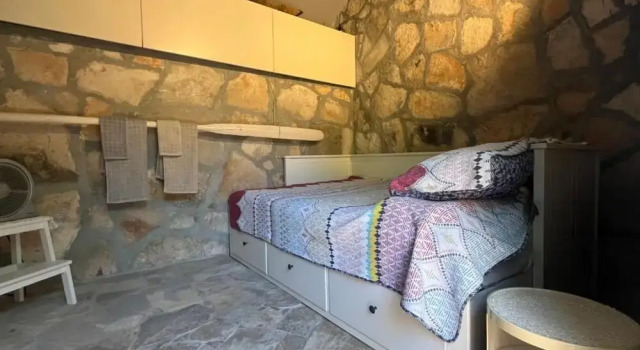 Коттедж Romantic Stone House and Yard Near Stunning Beach