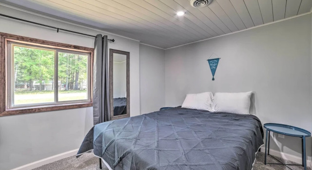 Коттедж с 3 комнатами Prudenville Retreat w/ Yard ~ 1 Mi to Lake!