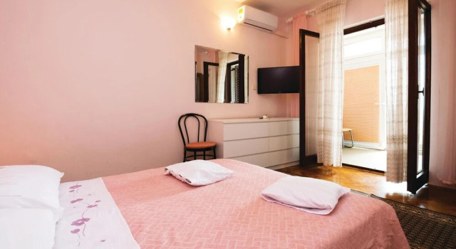 Stunning Apartment in Lukovo Sugarje With 3 Bedrooms, Wifi and Outdoor Swimming Pool, Rezerwuj Apartament Lukovo Šugarje 