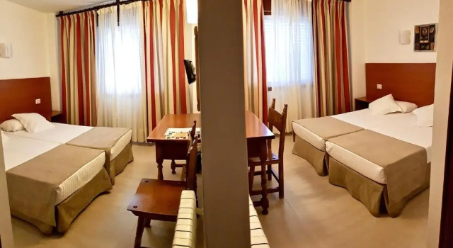 Четырёхместный номер Standard Hotel Torres Touriño