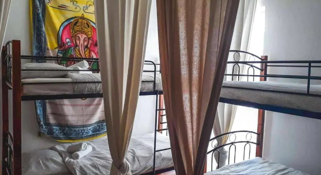 Кровать в общем номере Urban Yoga House Hostel & Retreat
