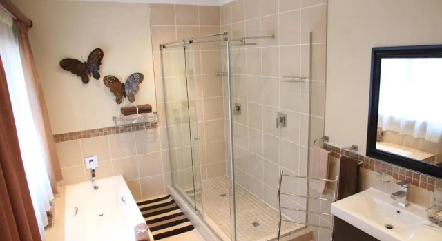 Двухместный номер Deluxe с балконом 125 on Van Buuren Road Guest House